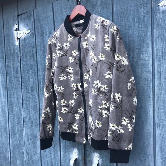 🌟Host Pick🌟 Floral Textured Bomber Gray & White - Picture 4 of 6